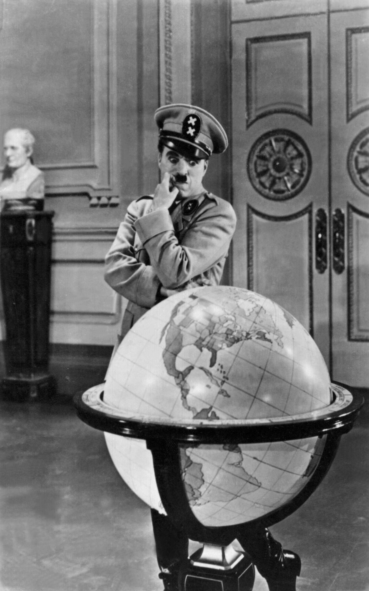 Charlie Chaplin beäugt in der Rolle des Adenoid Hynkel in der Hitler-Persiflage «Der große Diktator» von 1940 mit irrem Blick eine Weltkugel. Die Szene, in der er mit dem Globus verspielt tanzt, ist mit Wagner-Musik unterlegt. (Archivbild)