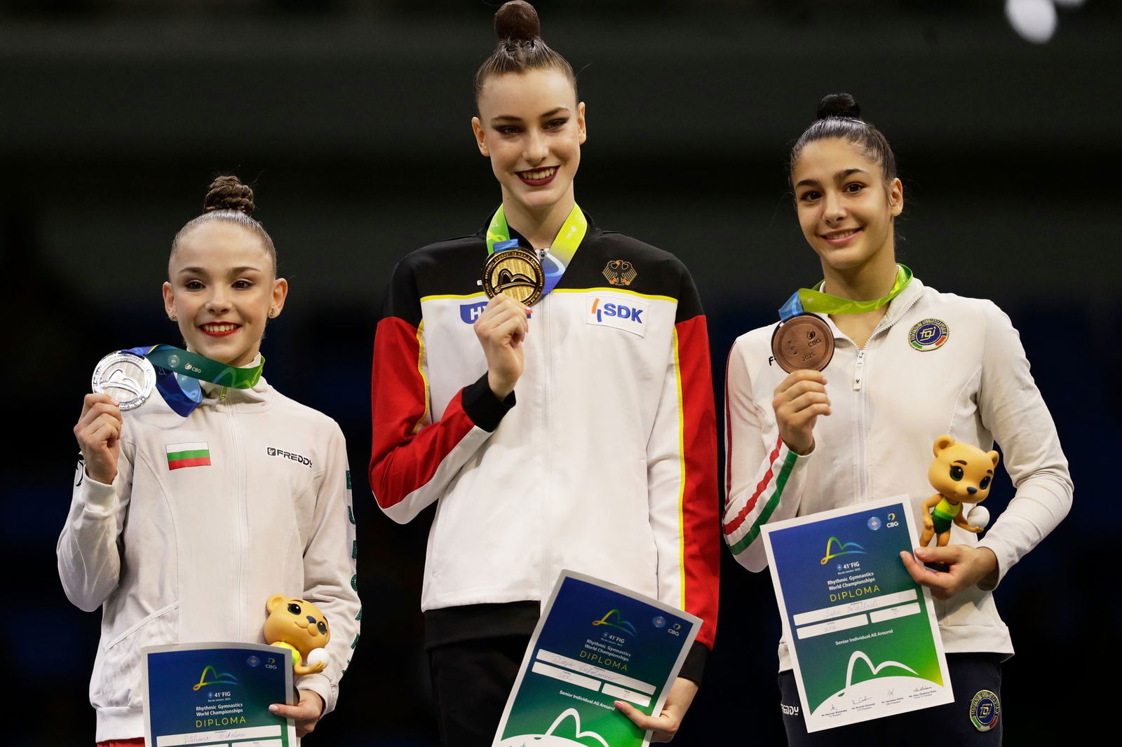 Darja Varfolomeev freut sich über ihr Mehrkampf-Gold.