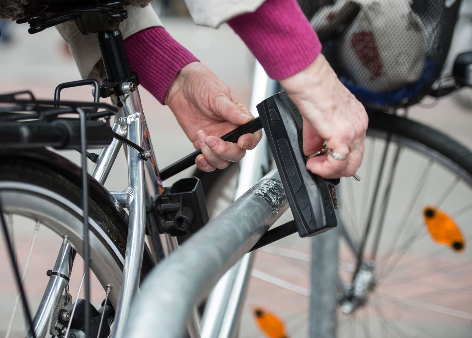 Seit Anfang des Jahres wurden weniger Fahrraddiebstähle gemeldet, wie das Landeskriminalamt Baden-Württemberg mitteilt. (Archivbild)