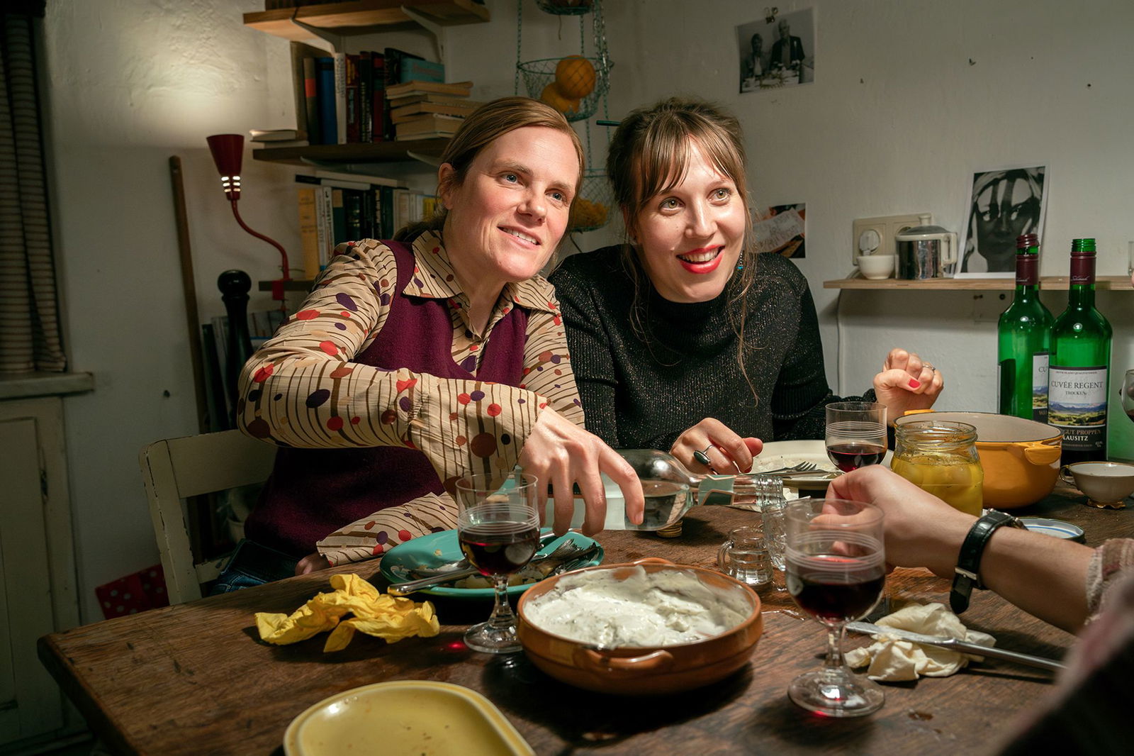 Fritzi Haberlandt (l) als Wilma und Meret Engelhardt als Matilde einer Szene des Films.