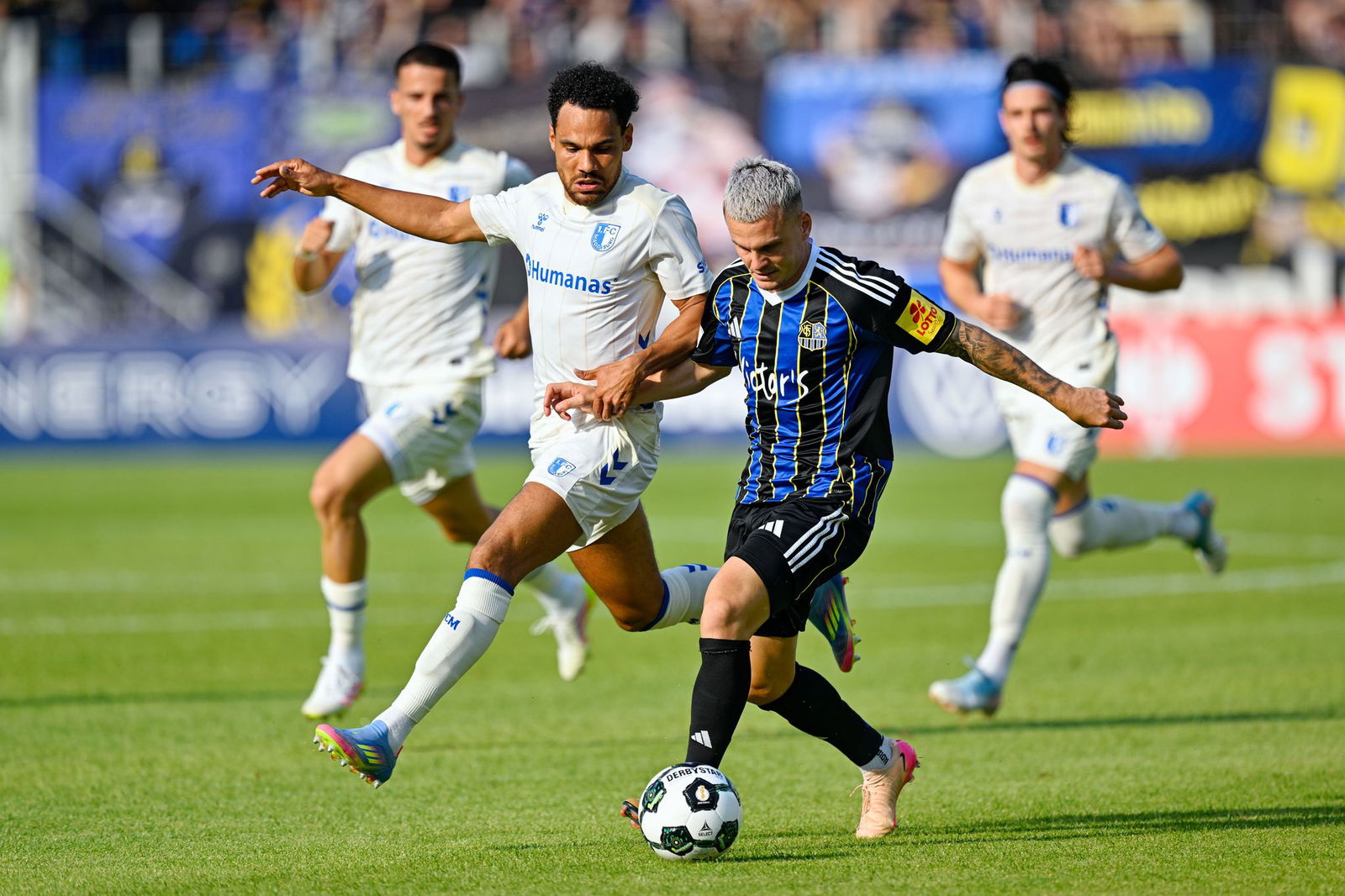 Der 1. FC Magdeburg um Herbert Bockhorn (l) wurde seiner Favoritenrolle gegen den 1. FC Saarbrücken gerecht.