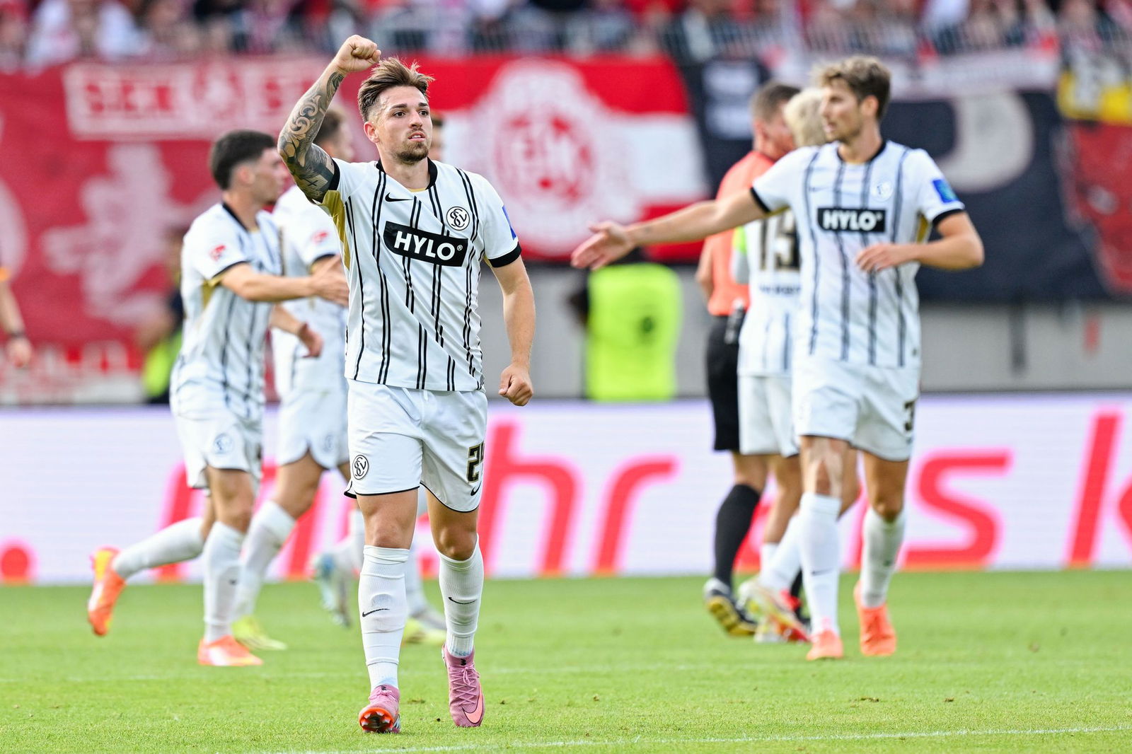 Elversberg siegt in der Nachspielzeit gegen Kaiserslautern.