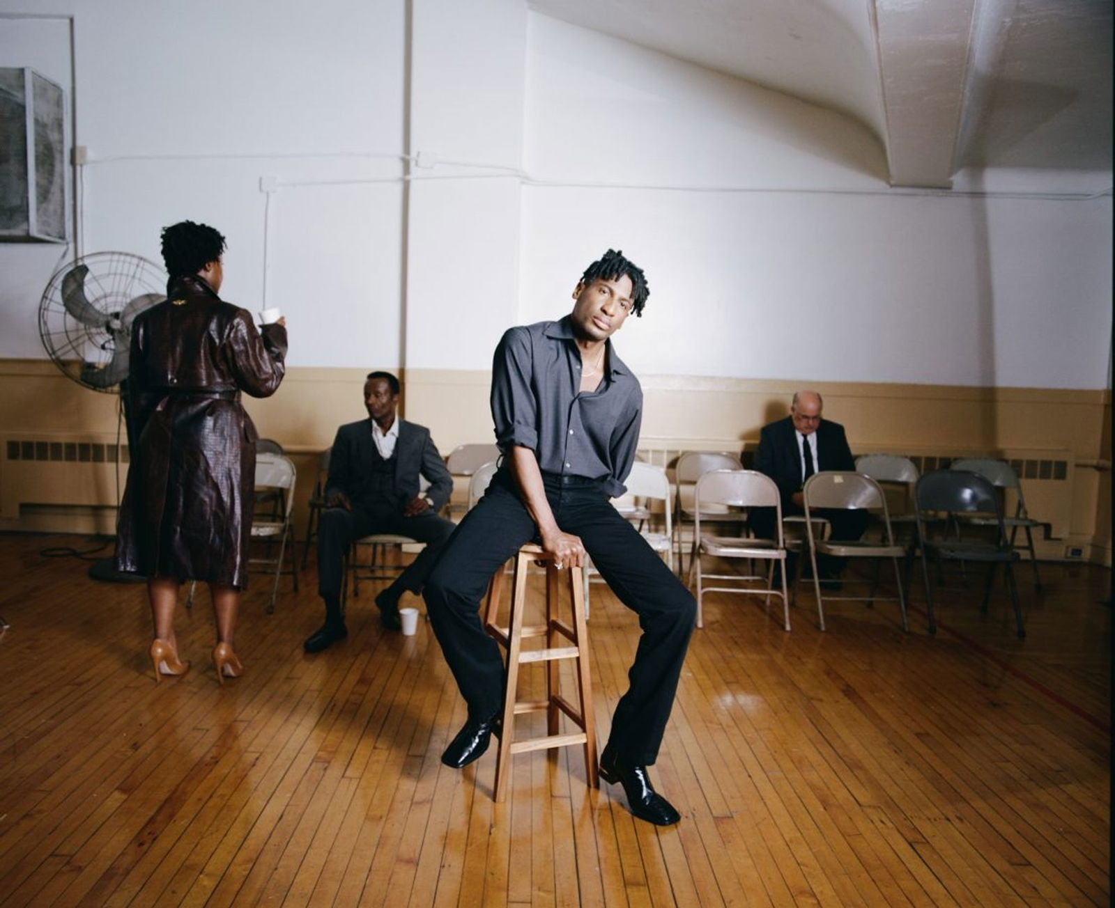 «Big Money» ist Jon Batistes tanzbarer Rundumschlag gegen Kapitalismus und Oberflächlichkeit – voller Soul, Witz und spiritueller Tiefe.