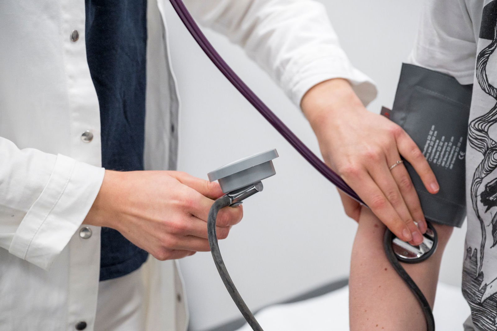 Arbeitgeber schlagen vor, beim Arztbesuch eine Gebühr von den Patienten zu verlangen. (Symbolbild)