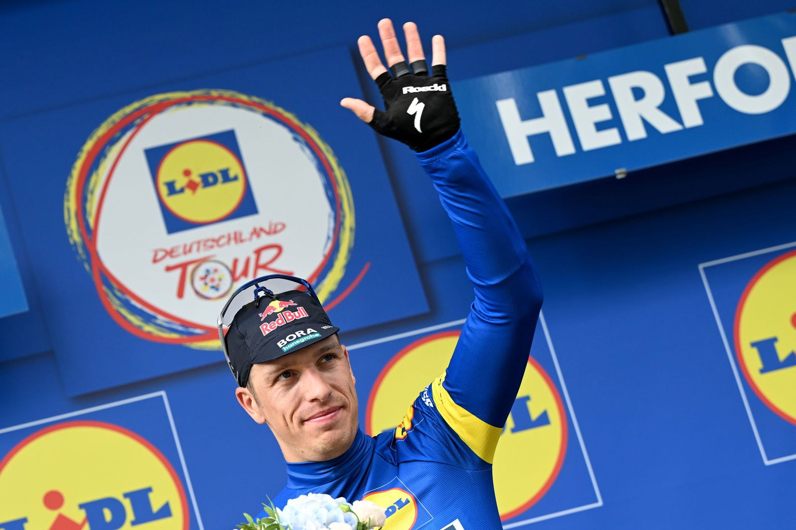 Danny van Poppel trägt nun das Blaue Trikot des Gesamtführenden der Deutschland Tour.