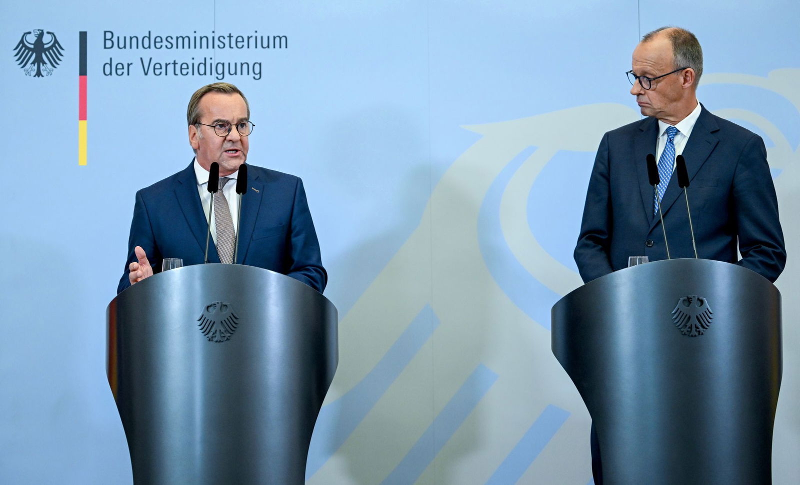 Pistorius und Merz bei ihrer Pressekonferenz nach der Kabinettssitzung im Bendlerblock.