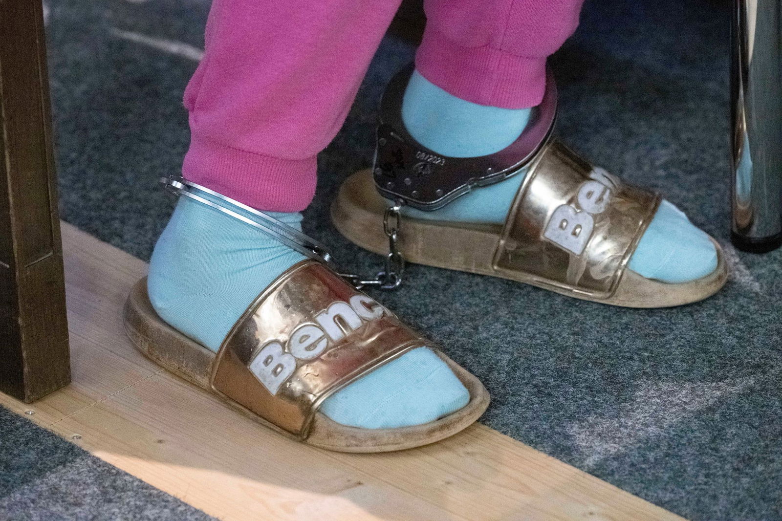 Die fünf Angeklagten wurden beim Auftakt in Fußfesseln in den Saal geführt. (Archivbild)