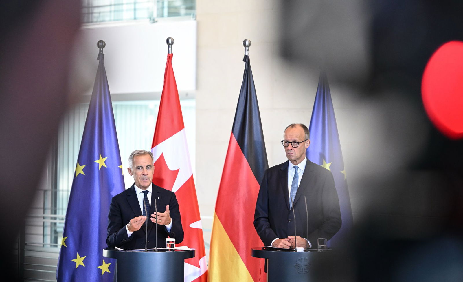 Bundeskanzler Merz wirft dem russischen Präsidenten Putin eine Verzögerungsstrategie bei der Suche nach Frieden für die Ukraine vor.