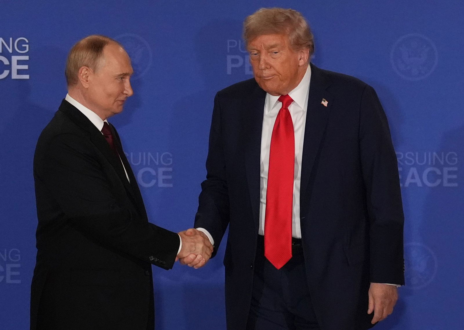 Trump und Putin schütteln einander in Alaska die Hände.