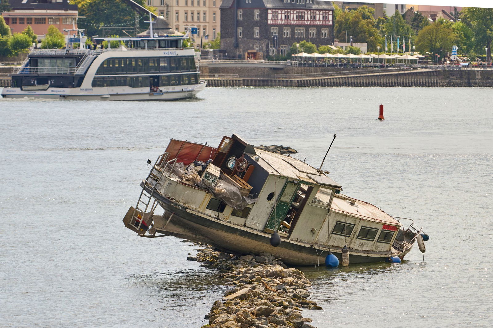 Die bei Rüdesheim gestrandete Jacht zieht Tausende Blicke auf sich. (Archivbild)