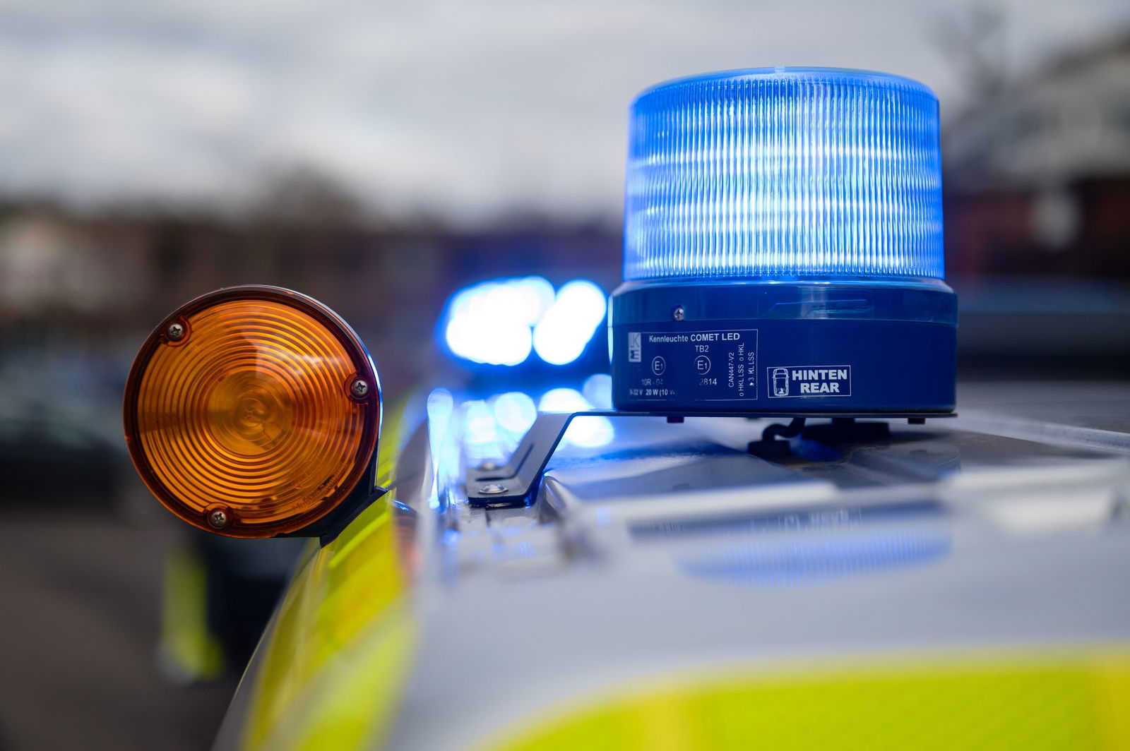 Polizeifahrzeug im Einsatz – bei einer Kontrolle im Nordsaarland stellte die Polizei Drogen und weitere Verstöße fest. (Symbolbild)