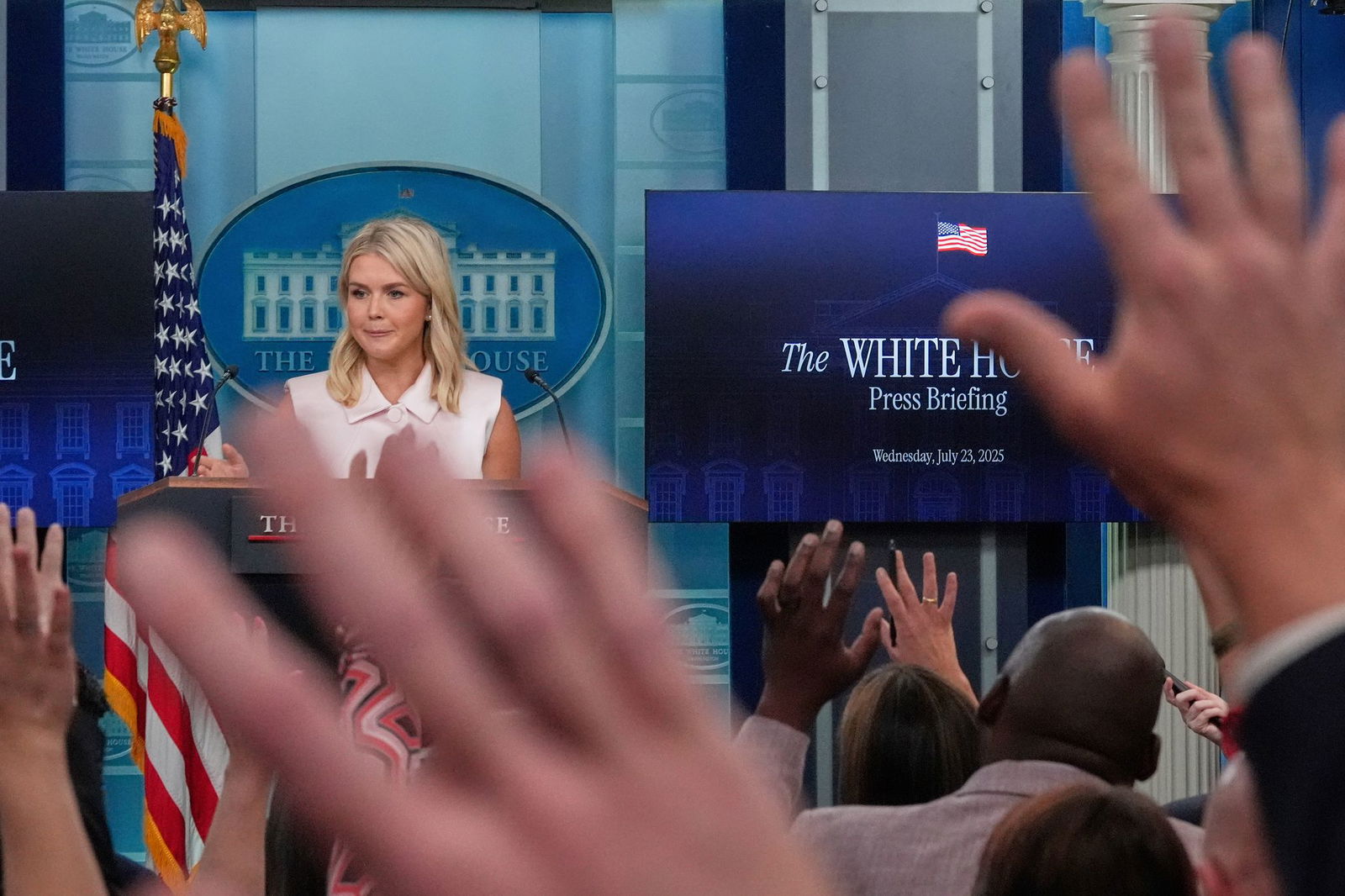 Kündigt die Reise des US-Sondergesandten Steve Witkoff und des US-Botschafters in Israel, Mike Huckabee, in den Gazastreifen an - die Pressesprecherin des Weißen Hauses, Karoline Leavitt. (Archivbild)