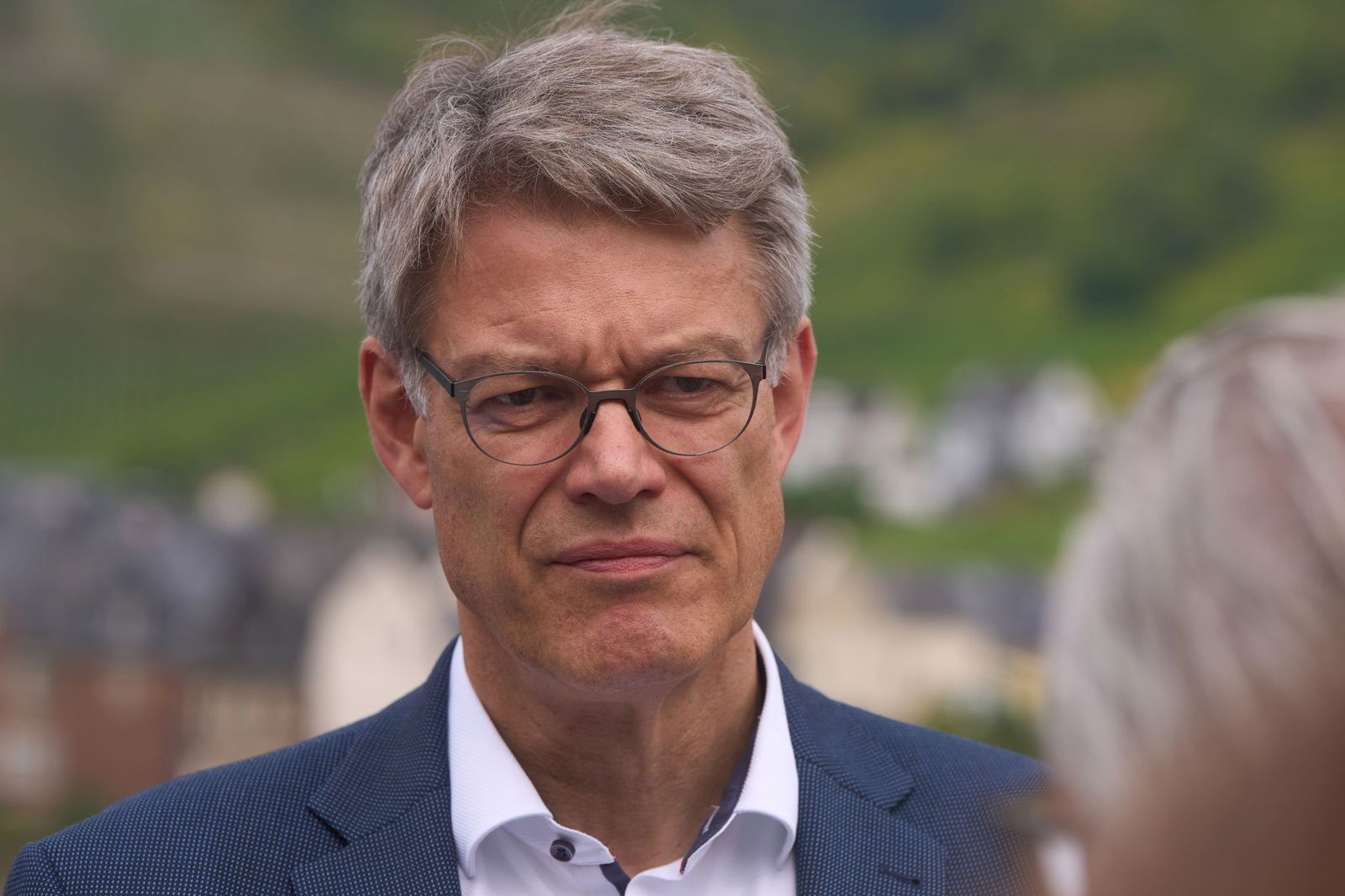 Bundesverkehrsminister Schnieder hält den Lückenschluss an der A1 für die einzige Lösung, um Bewohner von Ortsgemeinden und Städten in der Region zu entlasten. (Archivbild)