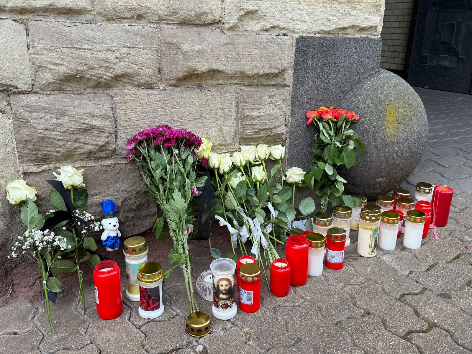 Blumen und Kerzen sind vor der Polizeiinspektion Völklingen abgelegt worden.