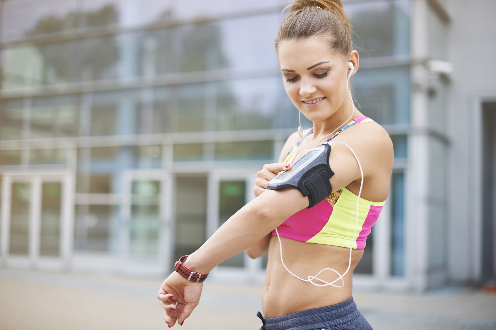 Junge Frau trainiert draußen