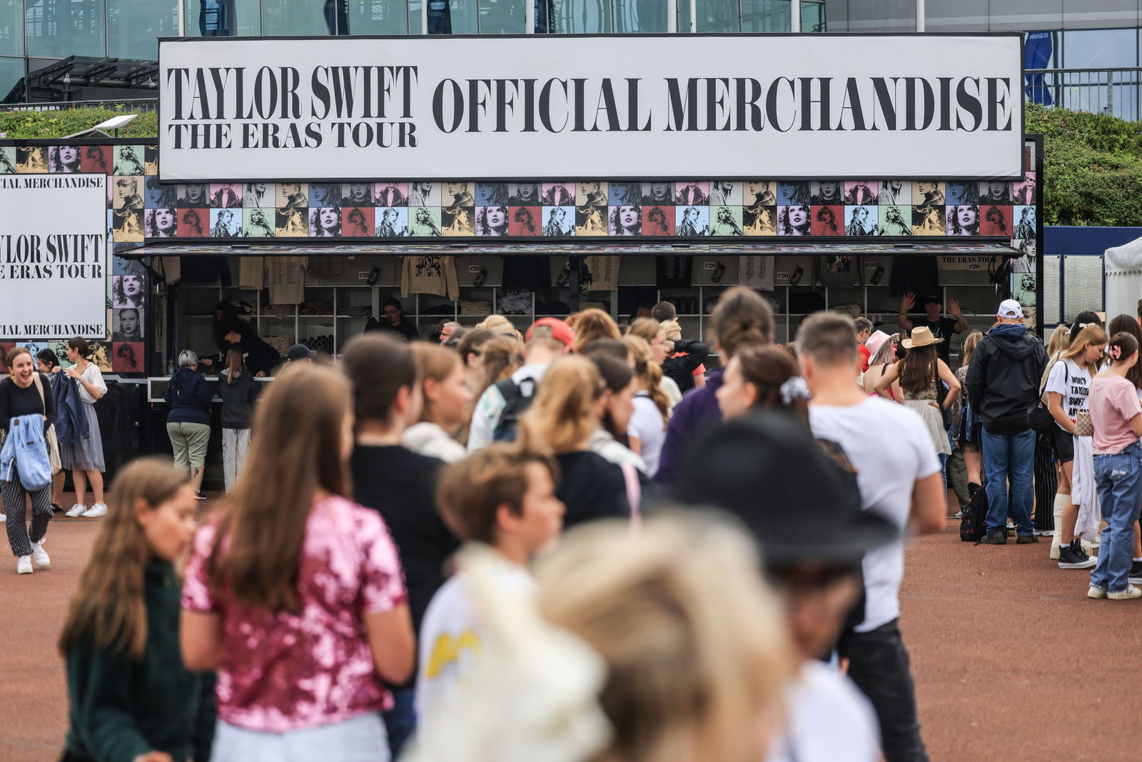 Bei der «Eras»-Tour von Taylor Swift 2024 in Gelsenkirchen standen viele Fans Schlange vor dem Merchandising-Stand. (Archivbild)