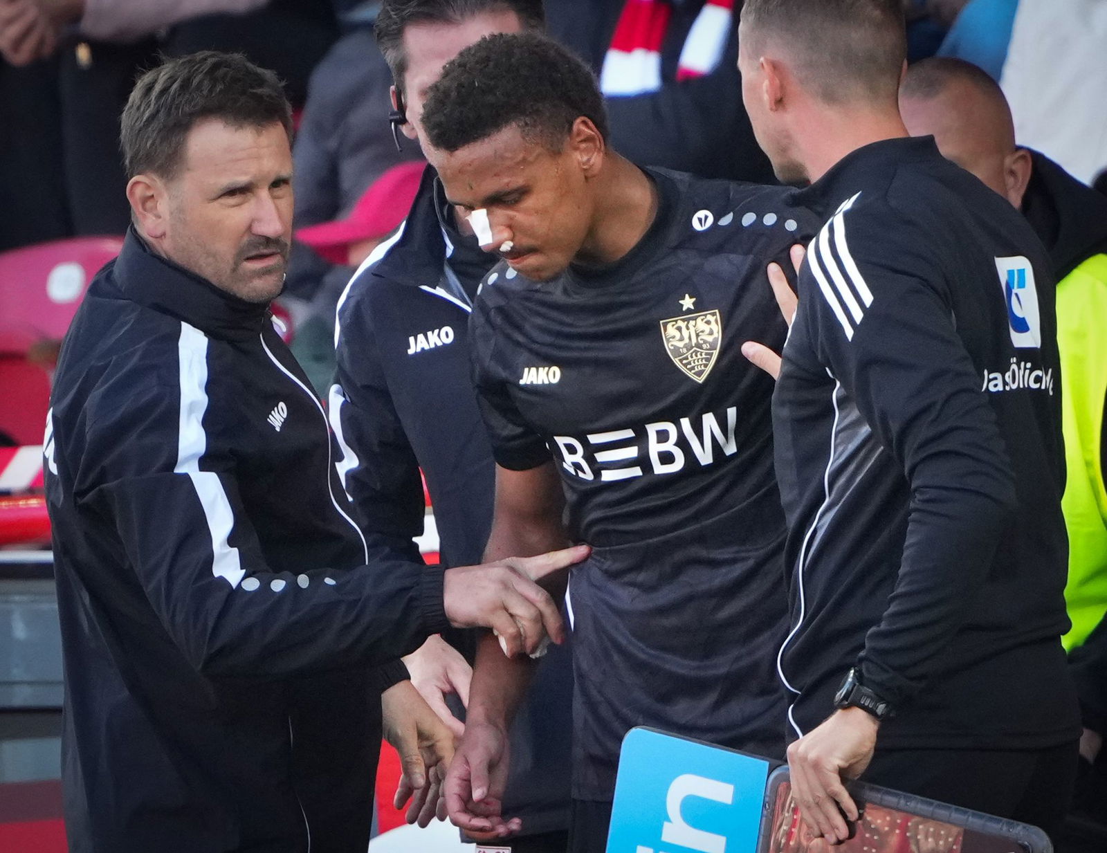 Stuttgarts Luca Jaquez (M) hat sich beim Spiel in Berlin die Nase gebrochen.