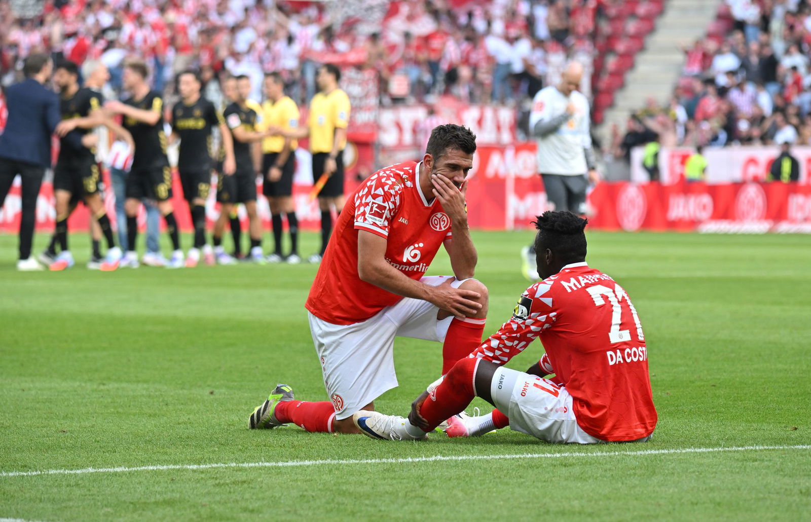 Viel zu besprechen: die Mainzer Dominik Kohr (l.) und Danny da Costa