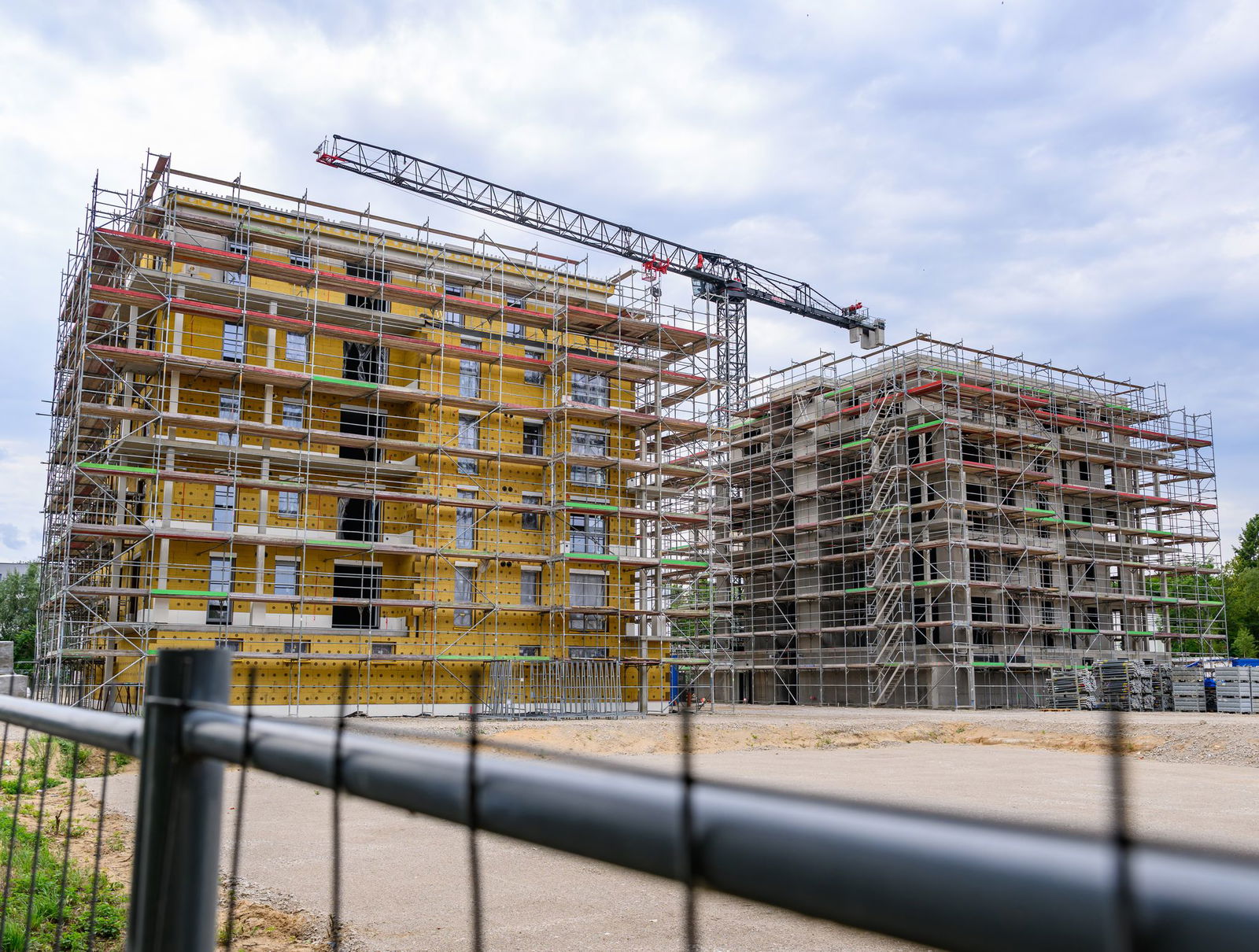 In den ersten sechs Monaten des Jahres wurde die Baugenehmigung für 264 neue Mehrfamilienhäuser erteilt. (Symbolbild)