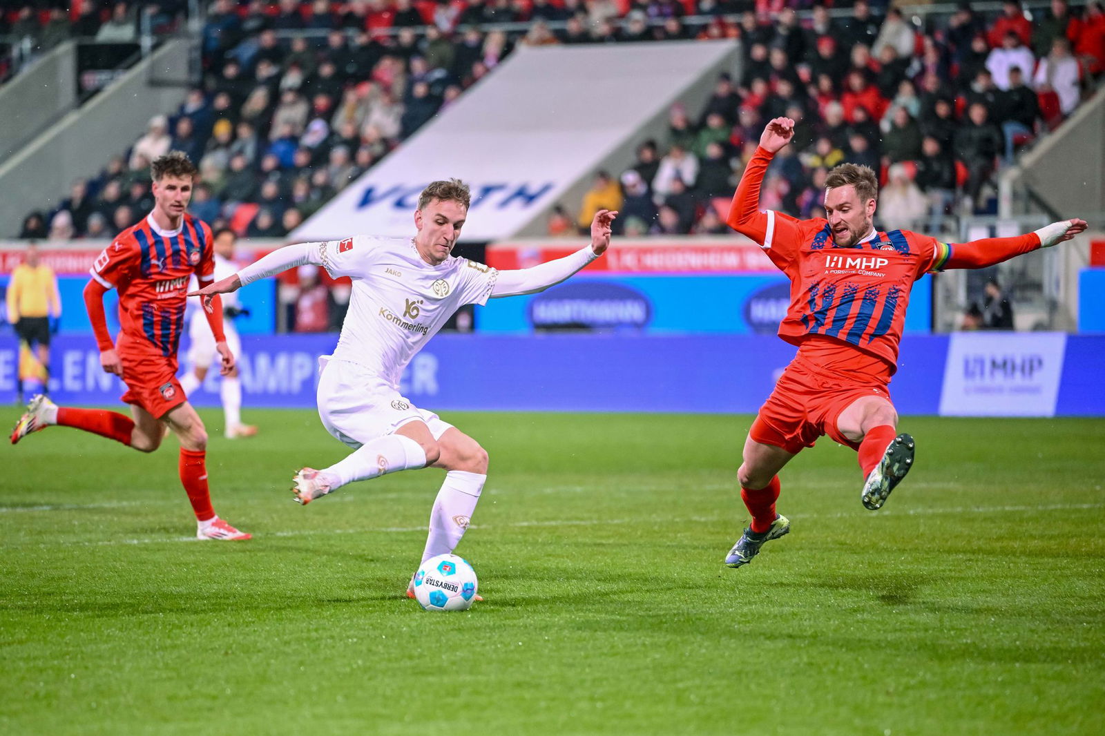  Der Mainzer Nelson Weiper (M) fehlte beim FSV. Es geht um seinen auslaufenden Vertrag.