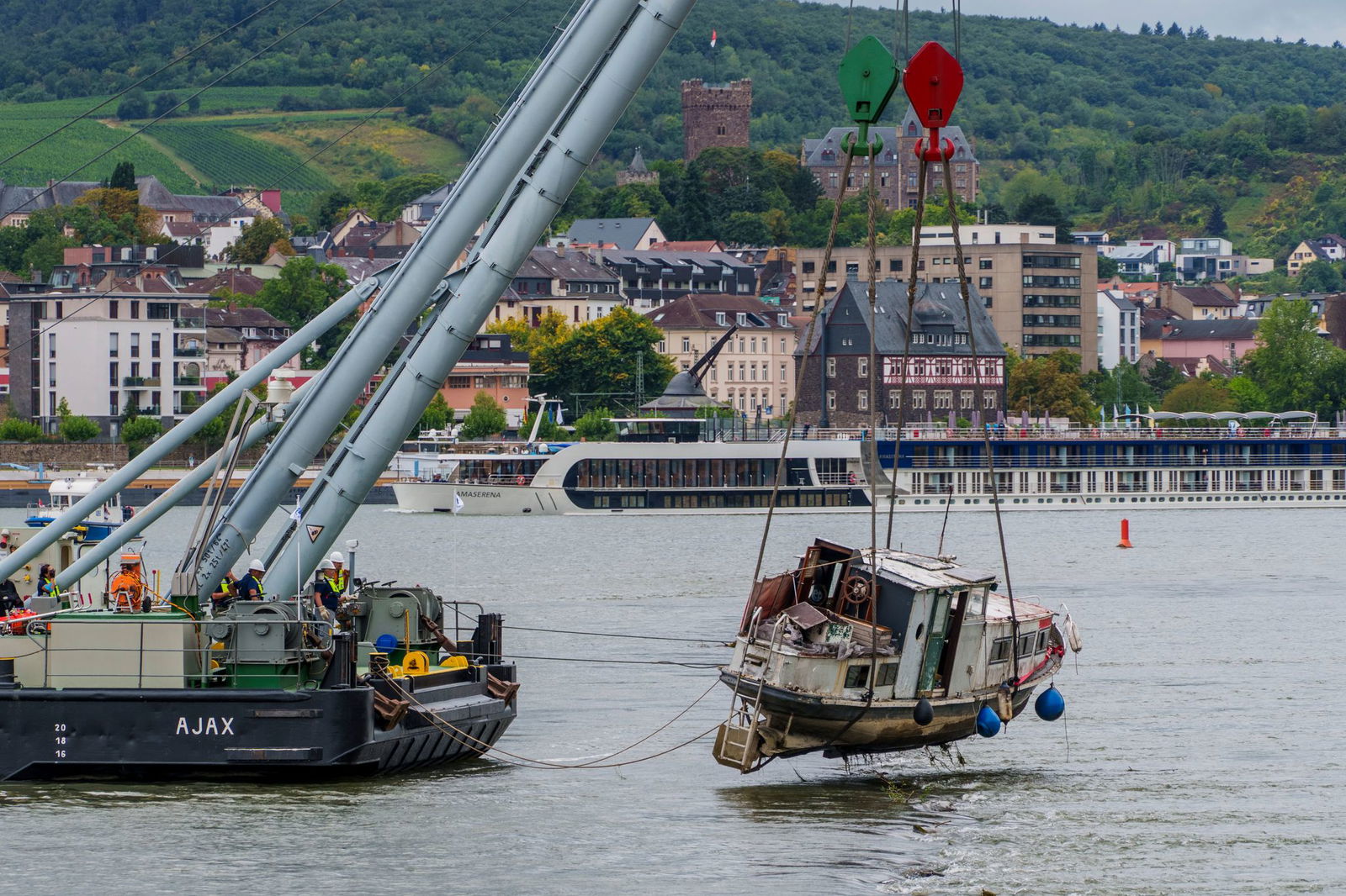 Aufwendige Aktion: Ein Schwimmkran hat ein bei Rüdesheim gestrandetes Sportboot geborgen. 