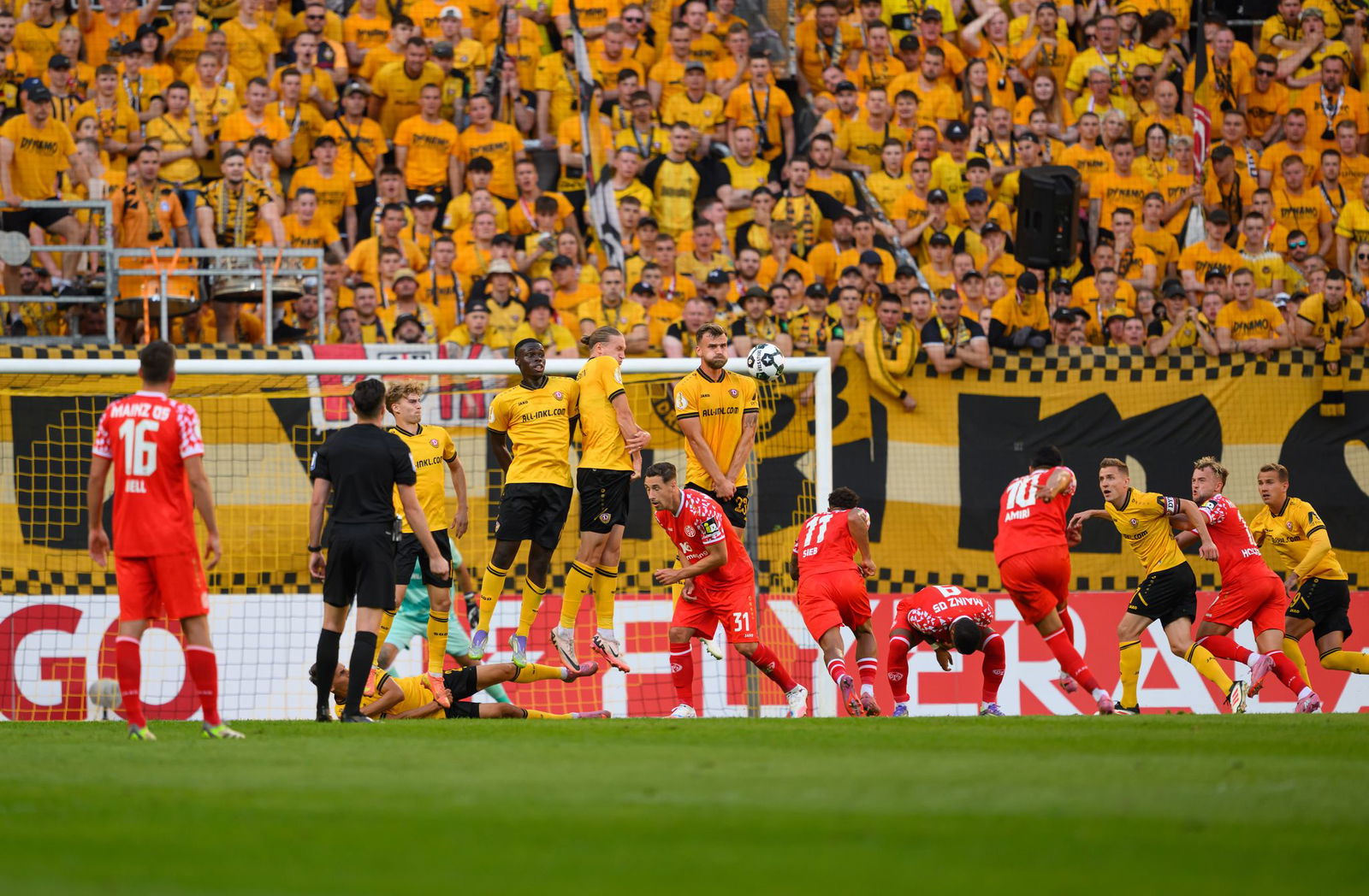 Nadiem Amiri (1. FSV Mainz 05, 4.v.r) verwandelt einen Freistoß zum 0:1.