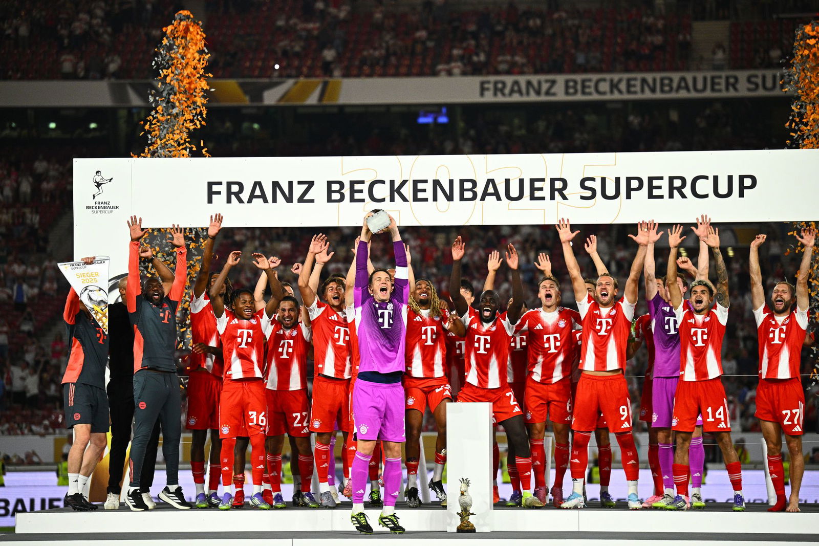 Erster Supercup-Sieg seit 2022: Die Bayern um Torhüter Manuel Neuer jubeln.