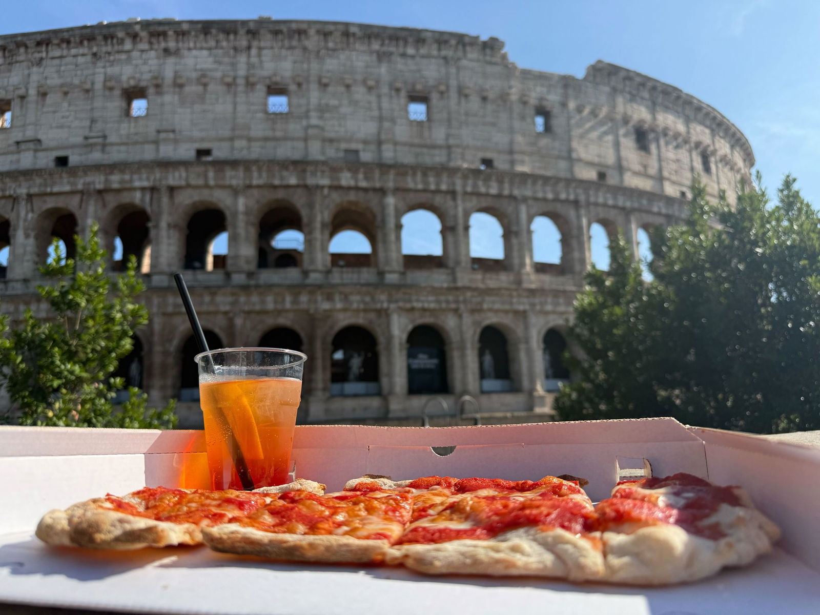 Für viele ist Italien eine Postkartenidylle: Pizza und Aperol, eine Sehenswürdigkeit in Sichtweite. Der Italo-Schlager spielt mit diesen Klischees. (Archivbild)