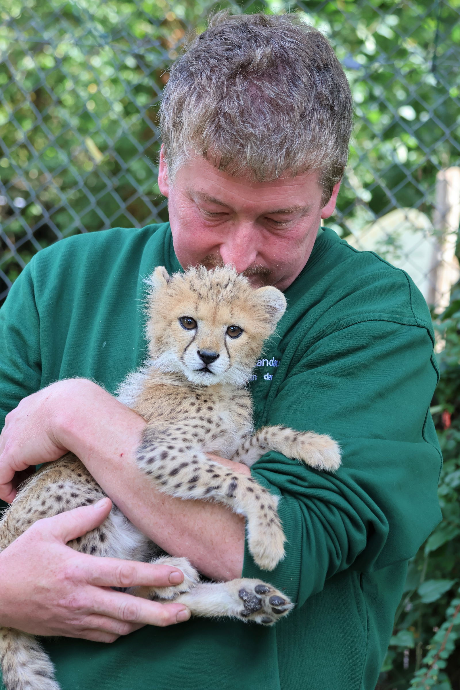 Die kleine Assama mit Pfleger Michael Schwan