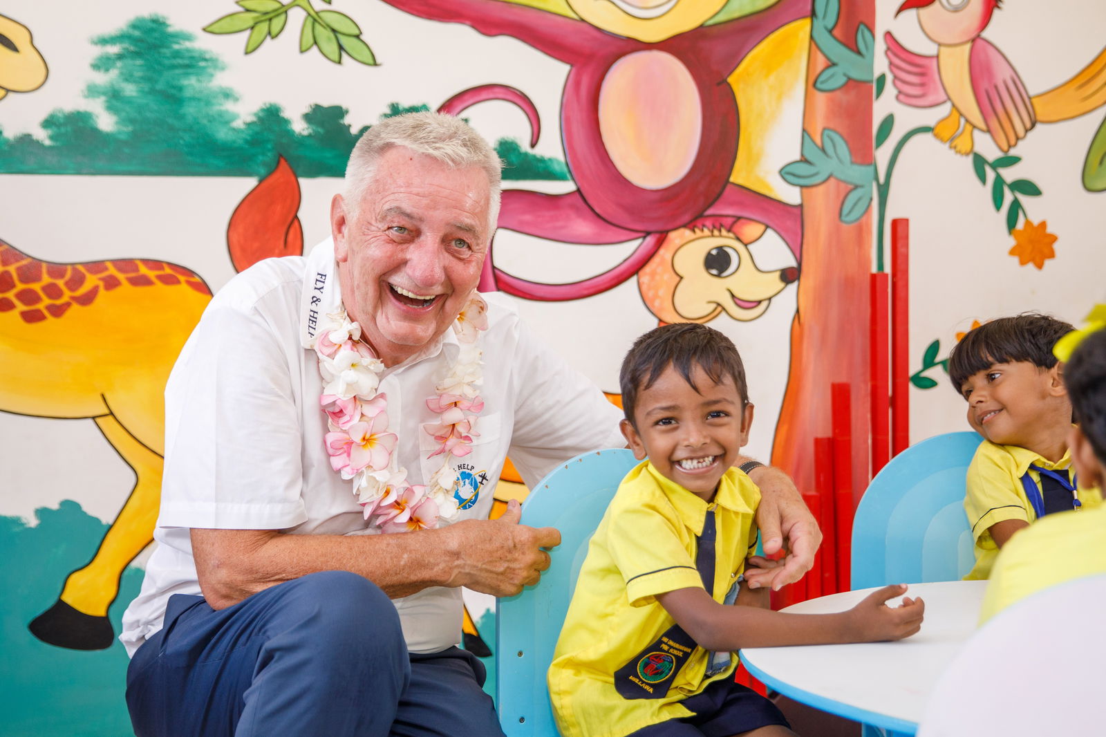 Reiner Meutsch mit Junge bei Eröffnung der Schule in Sri Lanka
