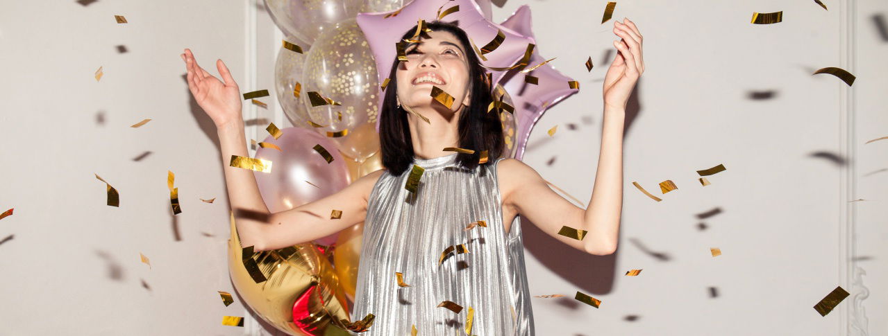 Frau mit Konfetti