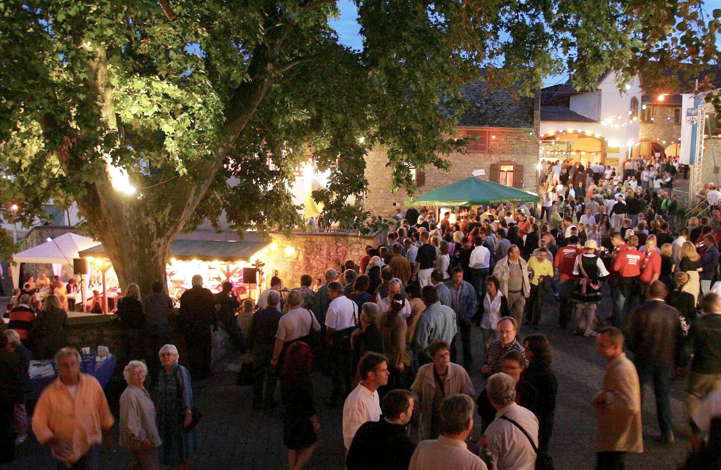 Reges Treiben auf dem Weinfest Guntersblum
