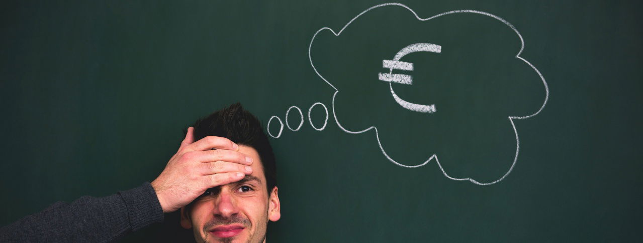 Mann hebt sich den Kopf 