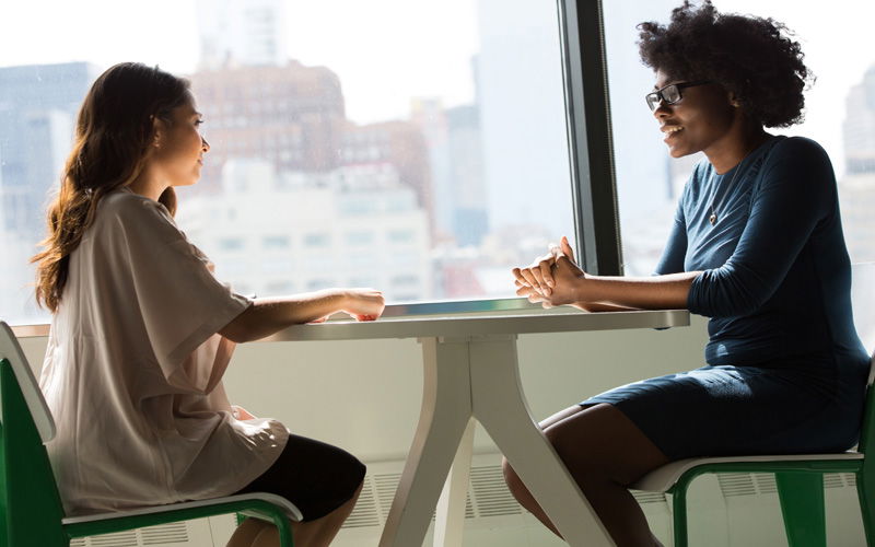 Zwei Frauen unterhalten sich 