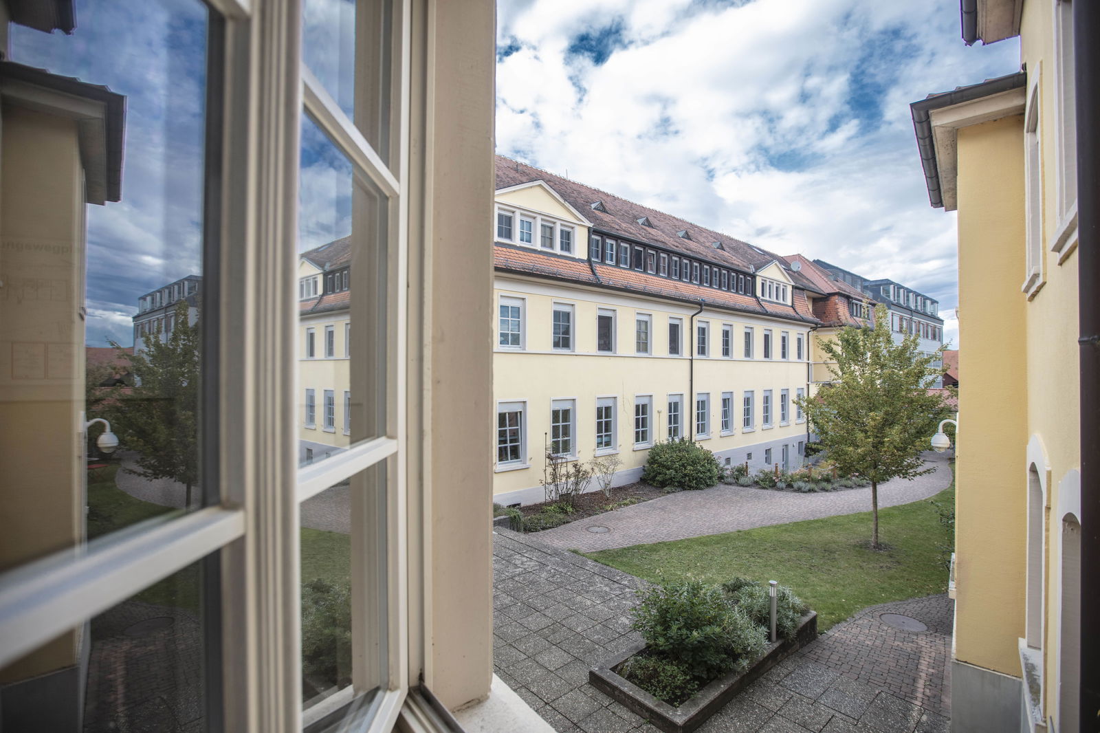 Alexia-Schule Blick durch Fenster