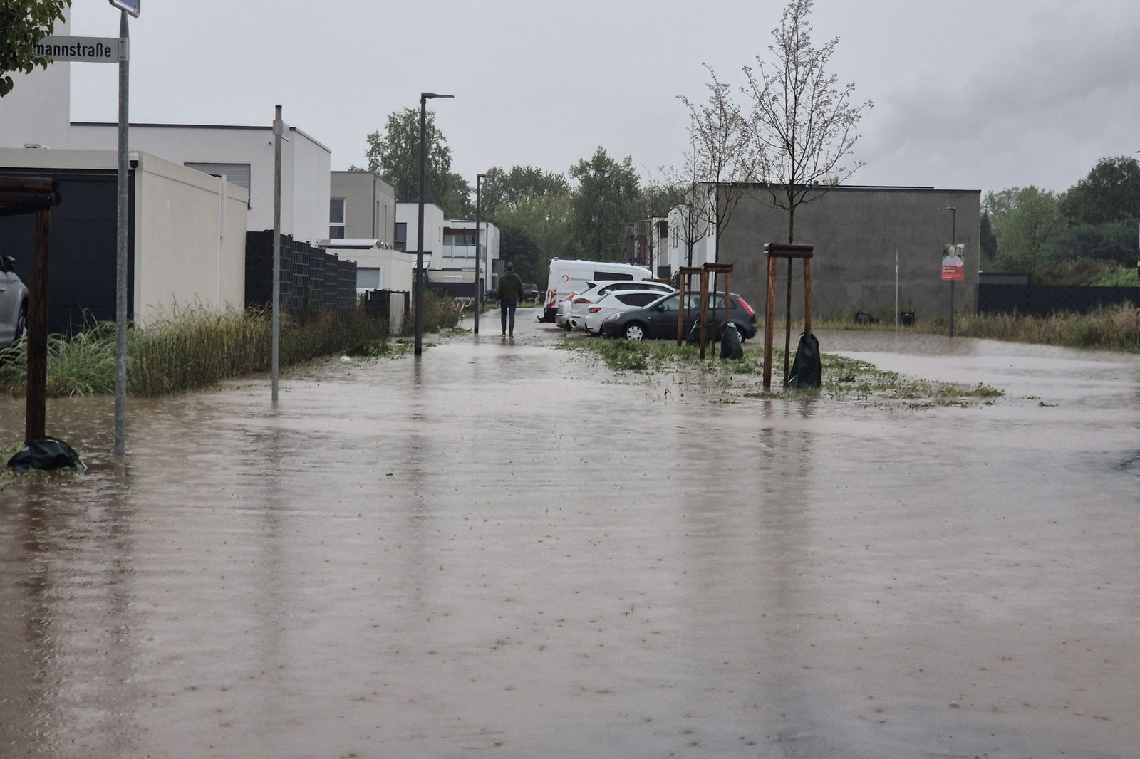 Teils stehen ganze Straßen unter Wasser.