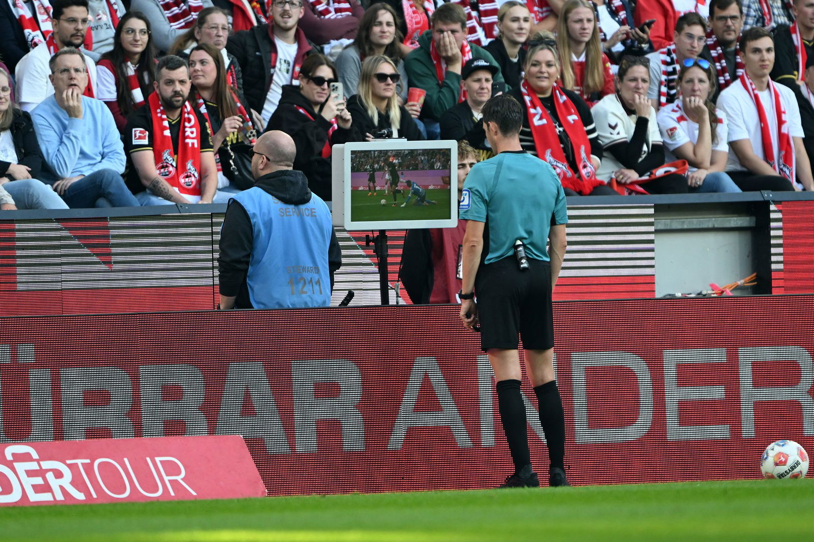 Schiedsrichter Matthias Jöllenbeck gab nach Ansicht der TV-Bilder einen Strafstoß für den VfB Stuttgart.