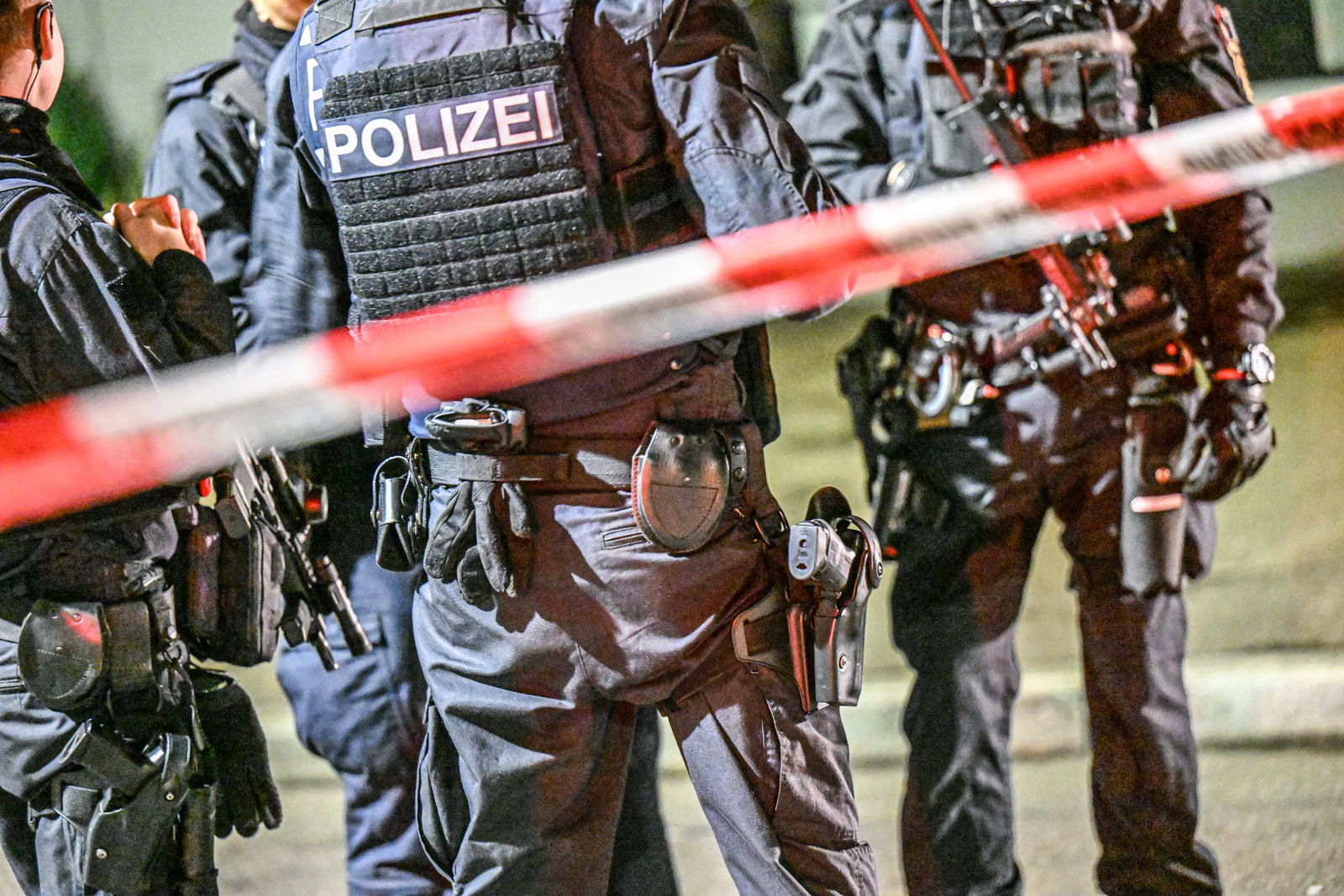 Nach Schüssen in einer Göppinger Bar sichert die Polizei den Tatort. (Archivbild)