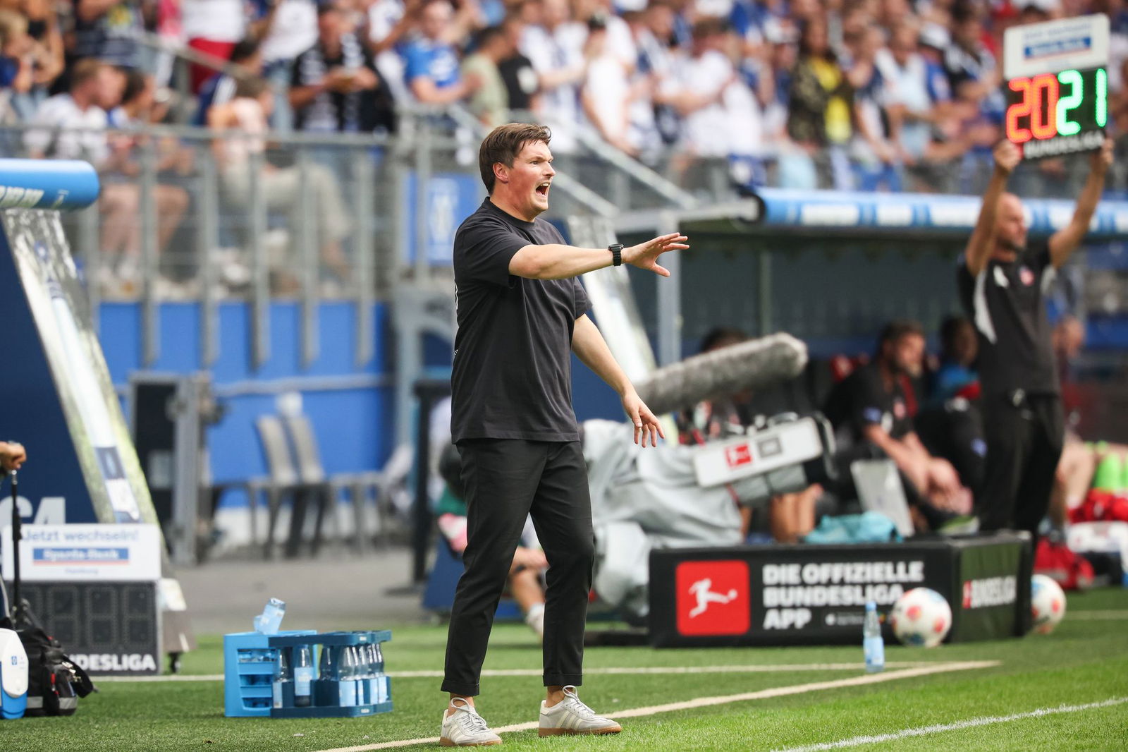 Konnte endlich den ersten Bundesliga-Sieg seiner Mannschaft beklatschen: HSV-Trainer Merlin Polzin.
