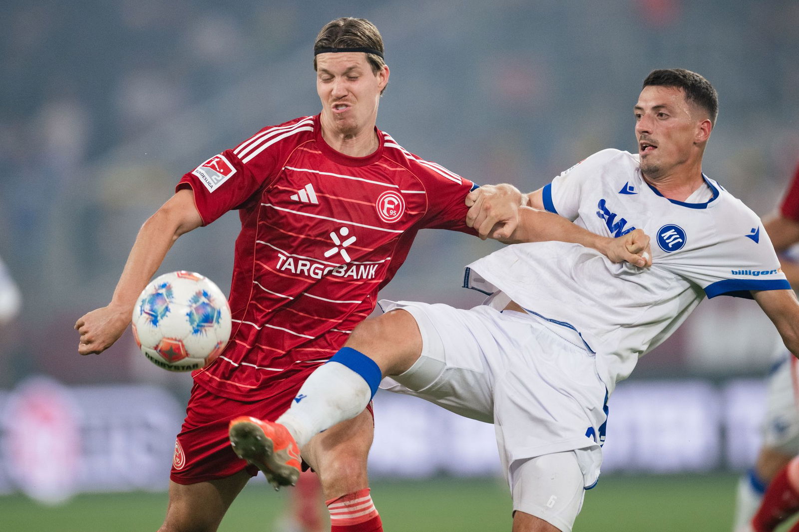 KSC-Abwehrspieler Nicolai Rapp (r) und Co. blieben erneut ohne Gegentreffer.