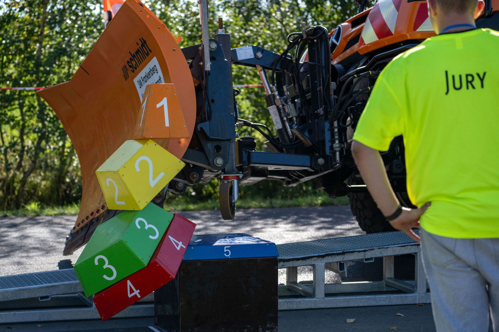 Mitglieder einer Jury beobachtete die Fahrten.