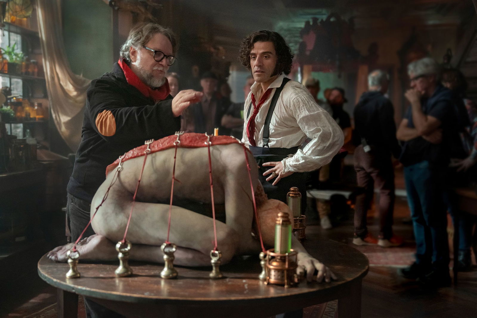 Guillermo del Toro und Oscar Isaac am Set von «Frankenstein». 