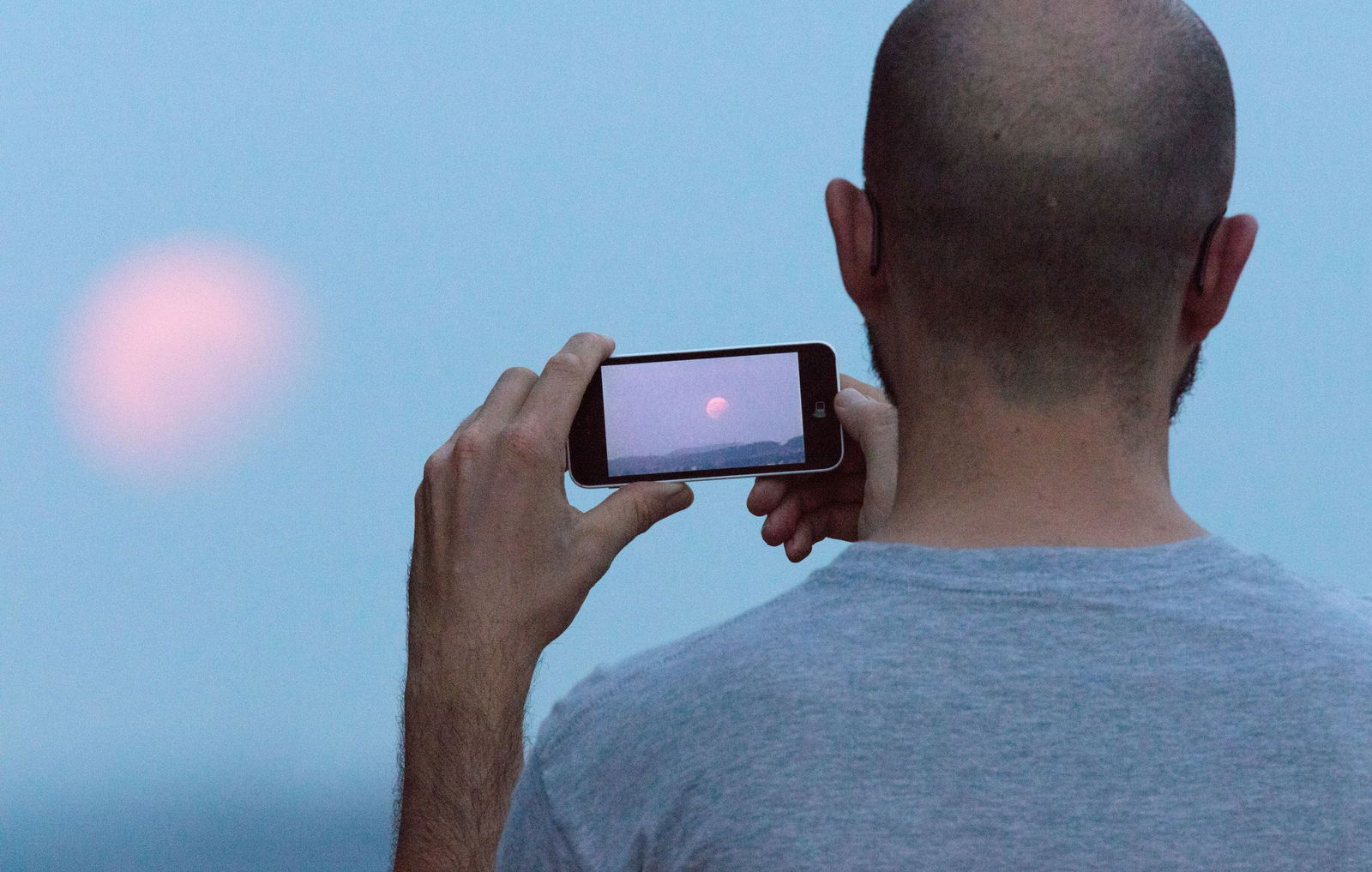 Auch mit einem einfachen Smartphone kann man Fotos von der Mondfinsternis machen. (Archivbild)