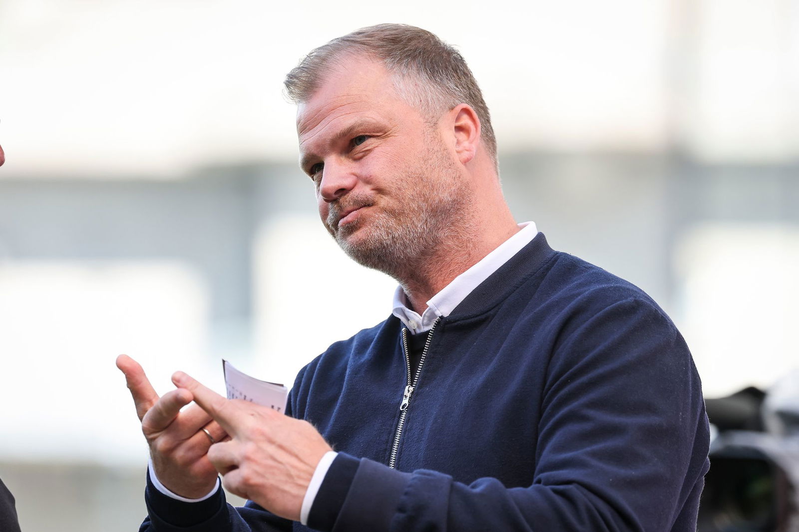 Ist auf dem Transfermarkt fündig geworden: Stuttgarts Sportvorstand Fabian Wohlgemuth. (Archvibild)