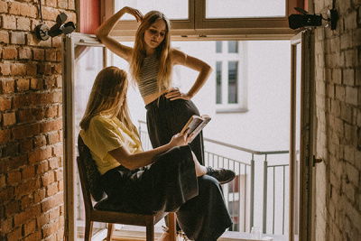 Mädchen lesen ein Buch 