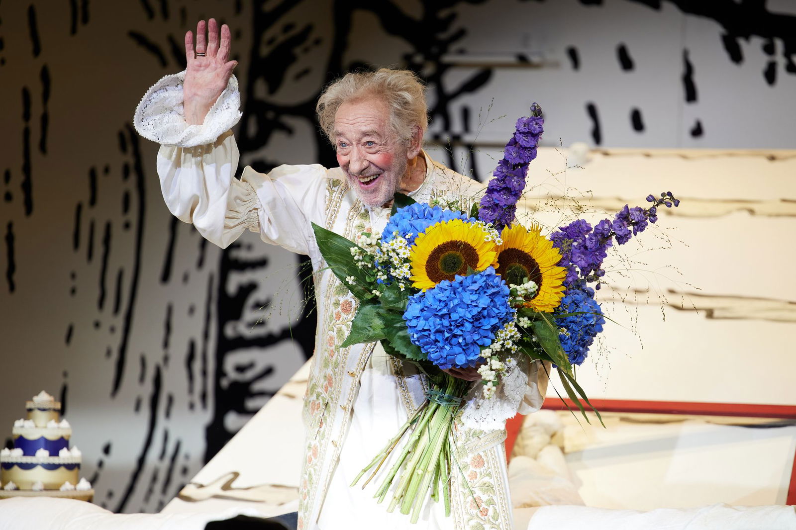 «Happy Birthday»: Zum Geburtstag bekam Hallervorden einen großen Blumenstrauß und ein Ständchen.