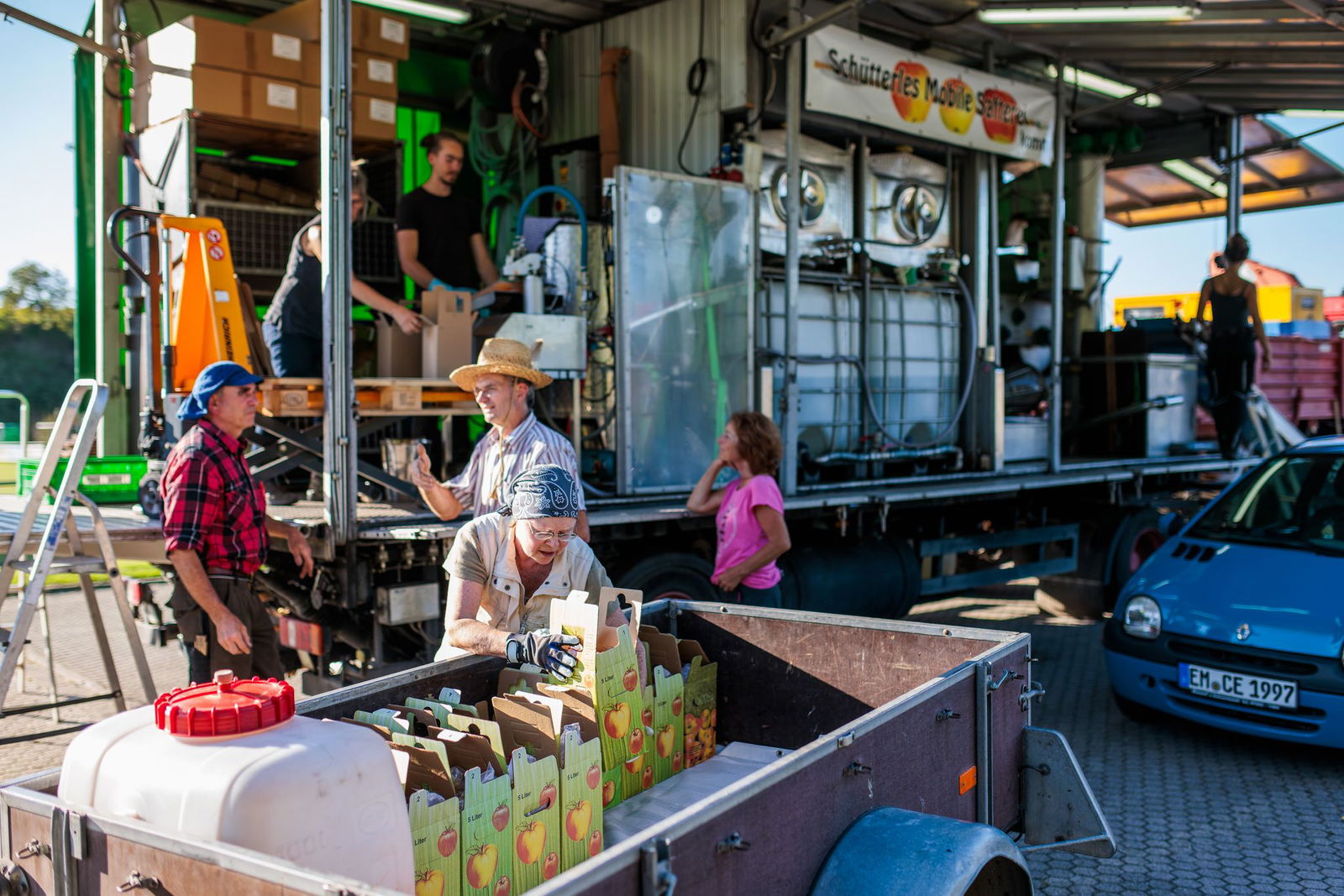 Private Obstbesitzer geben ihr Obst zum Pressen ab.
