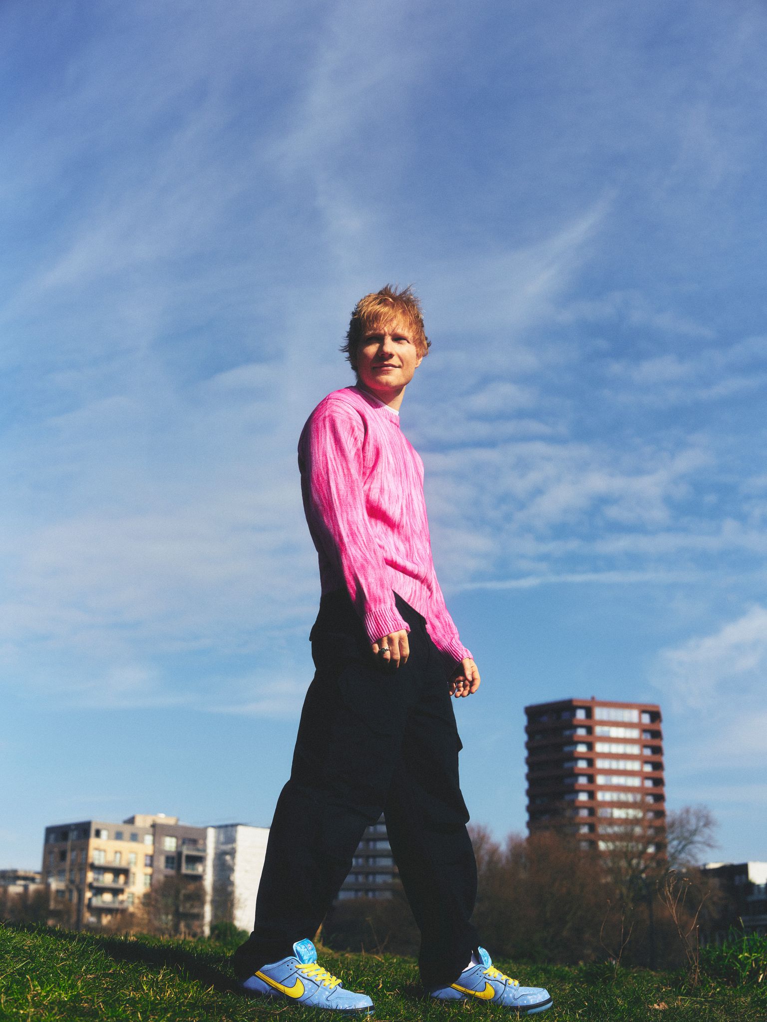 Sheeran trägt anlässlich der Albumveröffentlichung passend zum Cover derzeit gern pink.