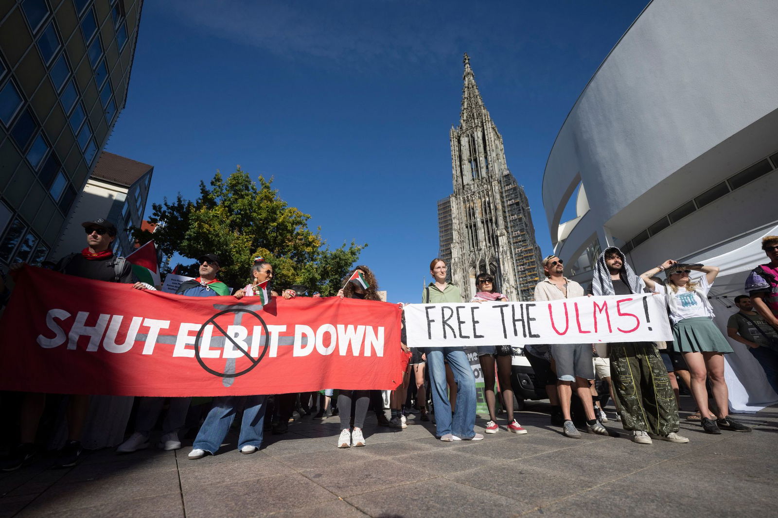 Mehrere hundert Menschen demonstrierten am Samstag am Ulmer Münster. 