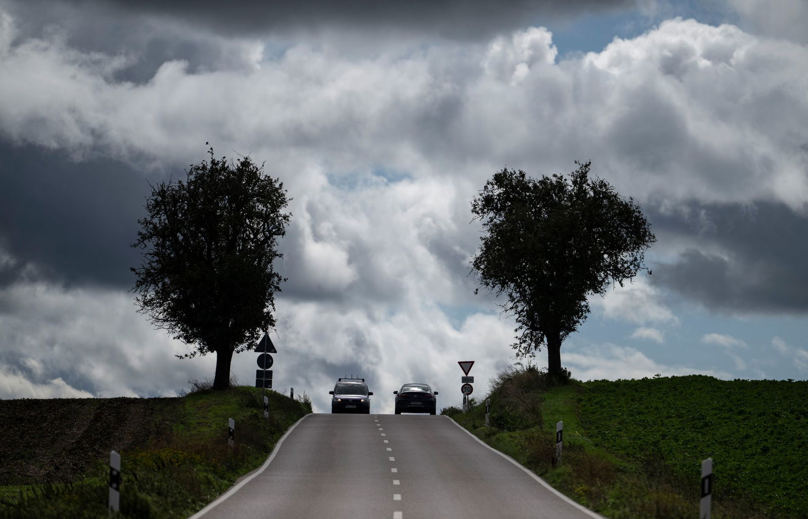 Immer wieder ziehen Wolken über Rheinland-Pfalz und das Saarland. (Symbolbild)